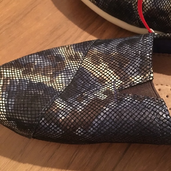 NWT TOMS Women’s Classic Slip-On Shoes Metallic Snake Print - Size 6 - Picture 3 of 6